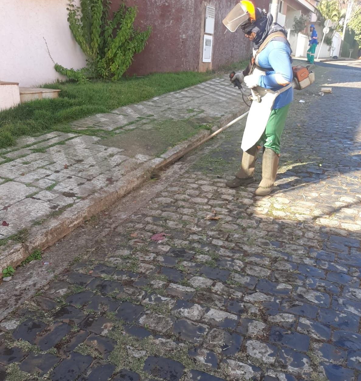 46 bairros e regiões da cidade incluindo Peirópolis e o Distrito Industrial I, estão na lista de locais que receberão serviços de varrição, roçada, capina e retirada de entulhos (Foto/Divulgação Codau)