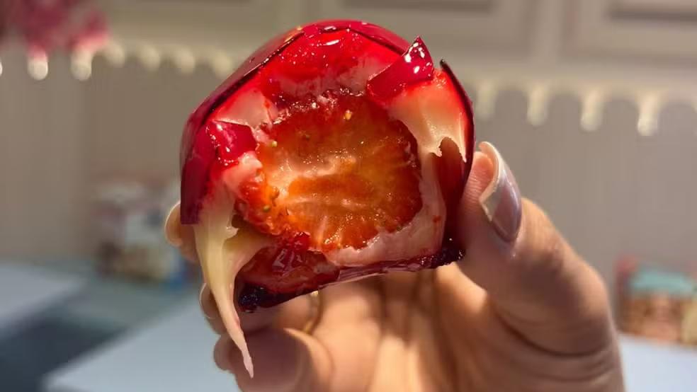 A explosão de popularidade do “morango do amor”, doce artesanal que viralizou nas redes sociais, provocou um efeito cascata no mercado de hortifrúti e confeitaria em Uberaba (Foto/Divulgação)