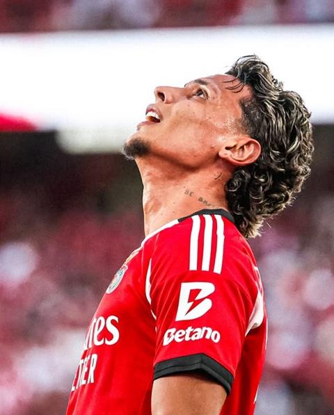 Richard Rios mostrou seu cartão de visitas aos 55 mil torcedores do Benfica. (Foto/Repridução/Instagram)