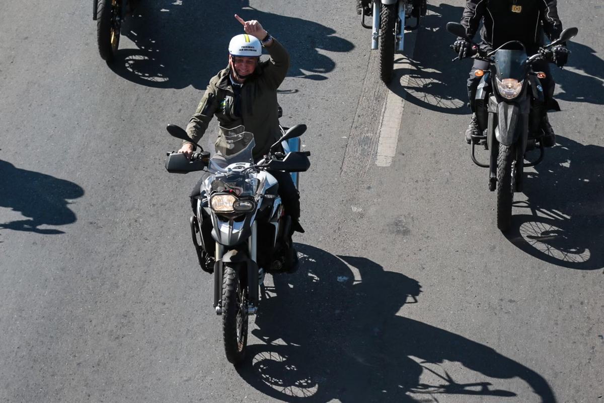 Jair Bolsonaro adotou motociatas como atos de encontro com apoiadores, especialmente quando ocupou o cargo de presidente (Foto/Marcello Casal Jr/Agência Brasil)
