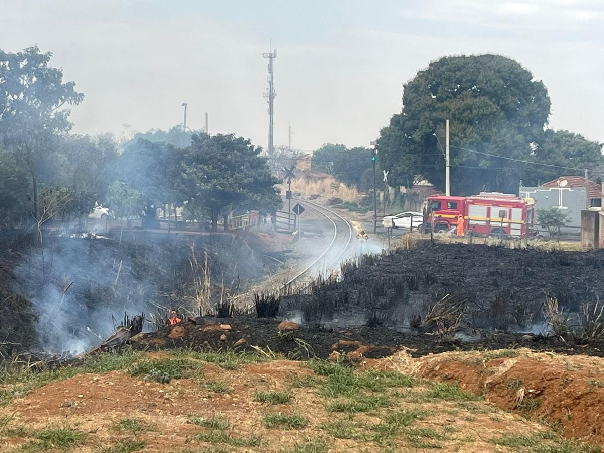 As chamas foram controladas por equipe dos Bombeiros. (foto/Reprodução)