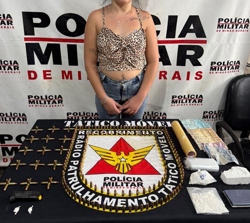 Flagrante começou com abordagem a mulher suspeita e terminou com apreensão de mais de 300 munições e droga de alta pureza. (Foto/Divulgação)