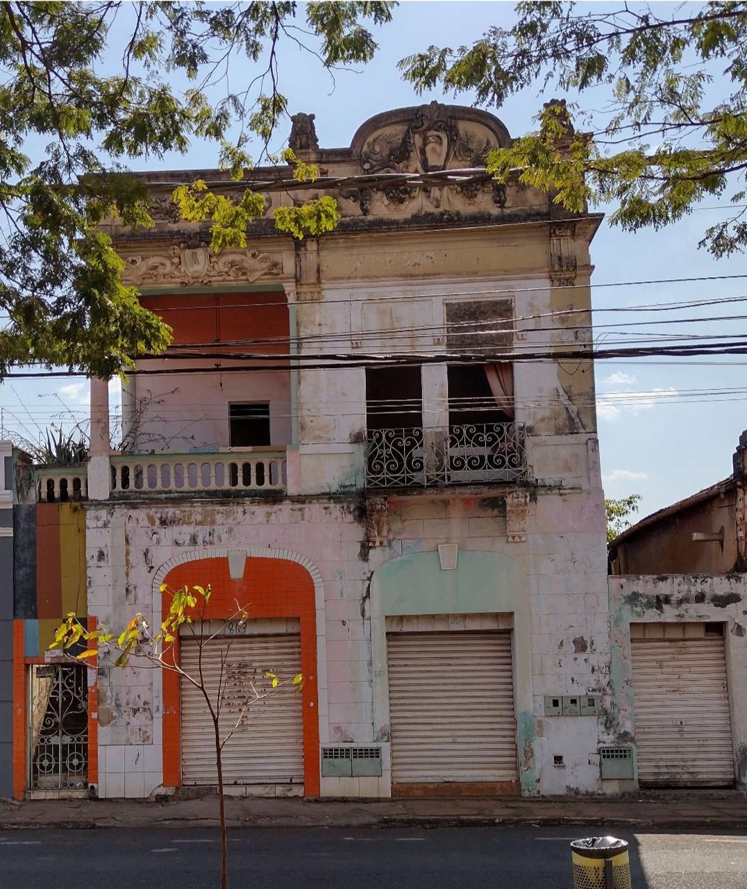 Imóvel conhecido como "Casa do Bin Laden", em frente à Concha Acústica, no Centro de Uberaba (Foto/Divulgação)