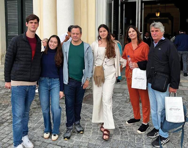 Em recente tour pelo Leste Europeu o casal Paulo Freire e Renata Junqueira com os filhos Paulo Renato e Lara (Foto/Arquivo pessoal)