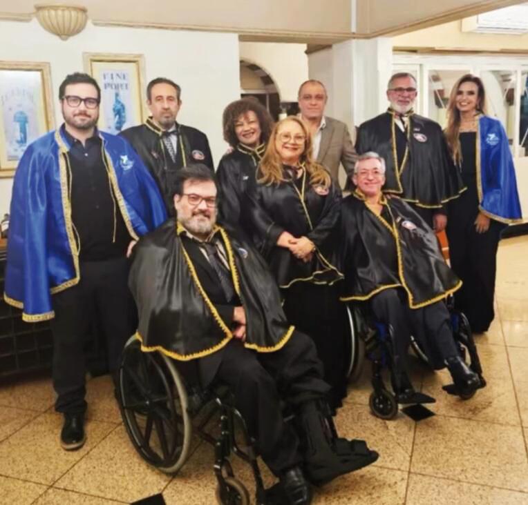Turma unida de escritores e artistas da Academia de Letras do Brasil Seccional Uberaba em noite de comemoração de seus 7 anos no Restaurante Tamareiras (Foto/Arquivo pessoal)