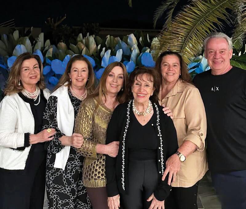Aniversariante do dia 25 de julho queridíssima Neide Moura Vasques, cercada pelos filhos Cristina Beatriz, Ana Miriam, Lívia Patrícia, Paula Márcia e Marco Aurélio. Grande e afetuoso abraço (Foto/Arquivo pessoal)