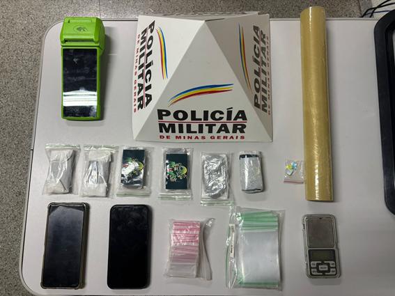 Na busca pessoal e veicular, foram encontrados três comprimidos de ecstasy e invólucros vazios no assoalho, próximo ao banco do passageiro. (Foto/Divulgação)