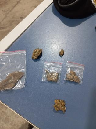 Militares também encontraram seis buchas de maconha com o indivíduo. (Foto/Divulgaçaõ)