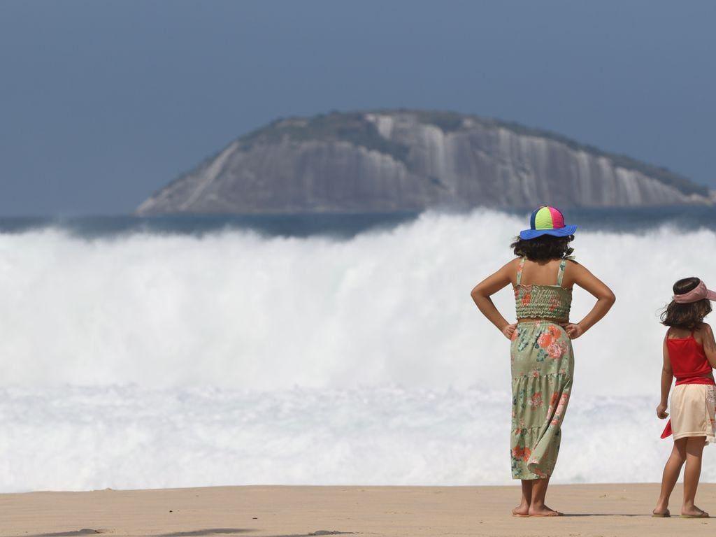 Ondas no Leblon invadiram a avenida Delfim Moreira, que precisou ser interditada (Foto/Tânia Rego/Agência Brasil)