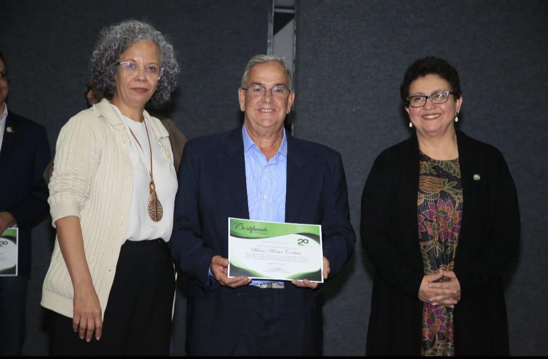 Nas comemorações dos 20 anos da UFTM, professor Eduardo Galegari representa o ex-deputado Marcos Montes e recebe por ele as homenagens prestadas por reitora e vice da universidade (Foto/Arquivo)