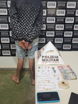 Na casa, os militares localizaram a sacola dispensada, que continha diversas porções de entorpecentes e dinheiro trocado. (Foto/Divulgação)