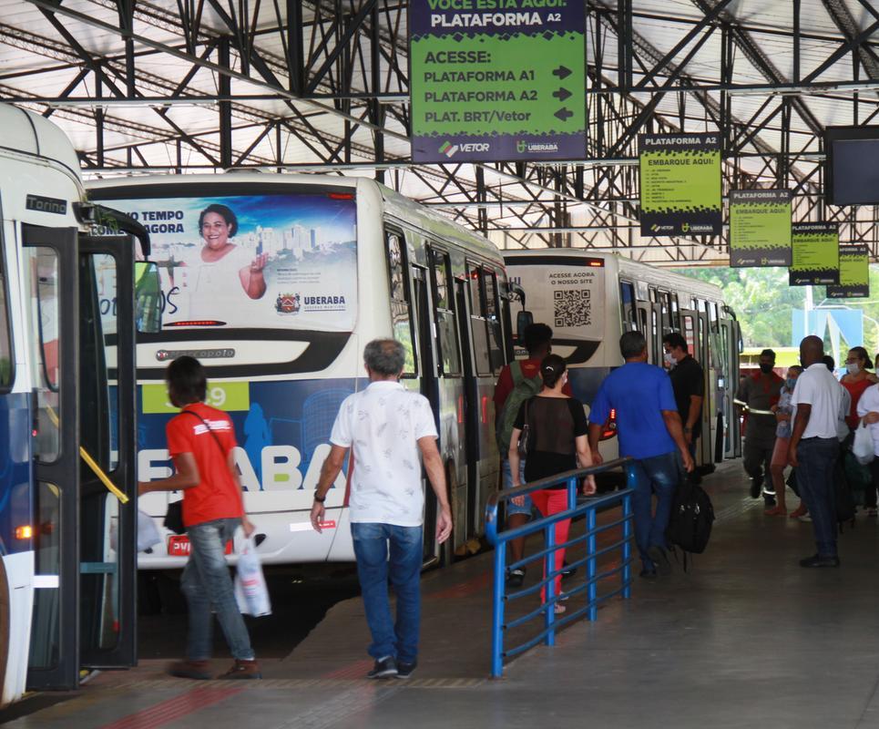 A Transube afirmou que o embarque pela porta traseira foi autorizado temporariamente para agilizar o fluxo de passageiros e evitar aglomerações, até que o serviço fosse restabelecido (Foto/Reprodução)