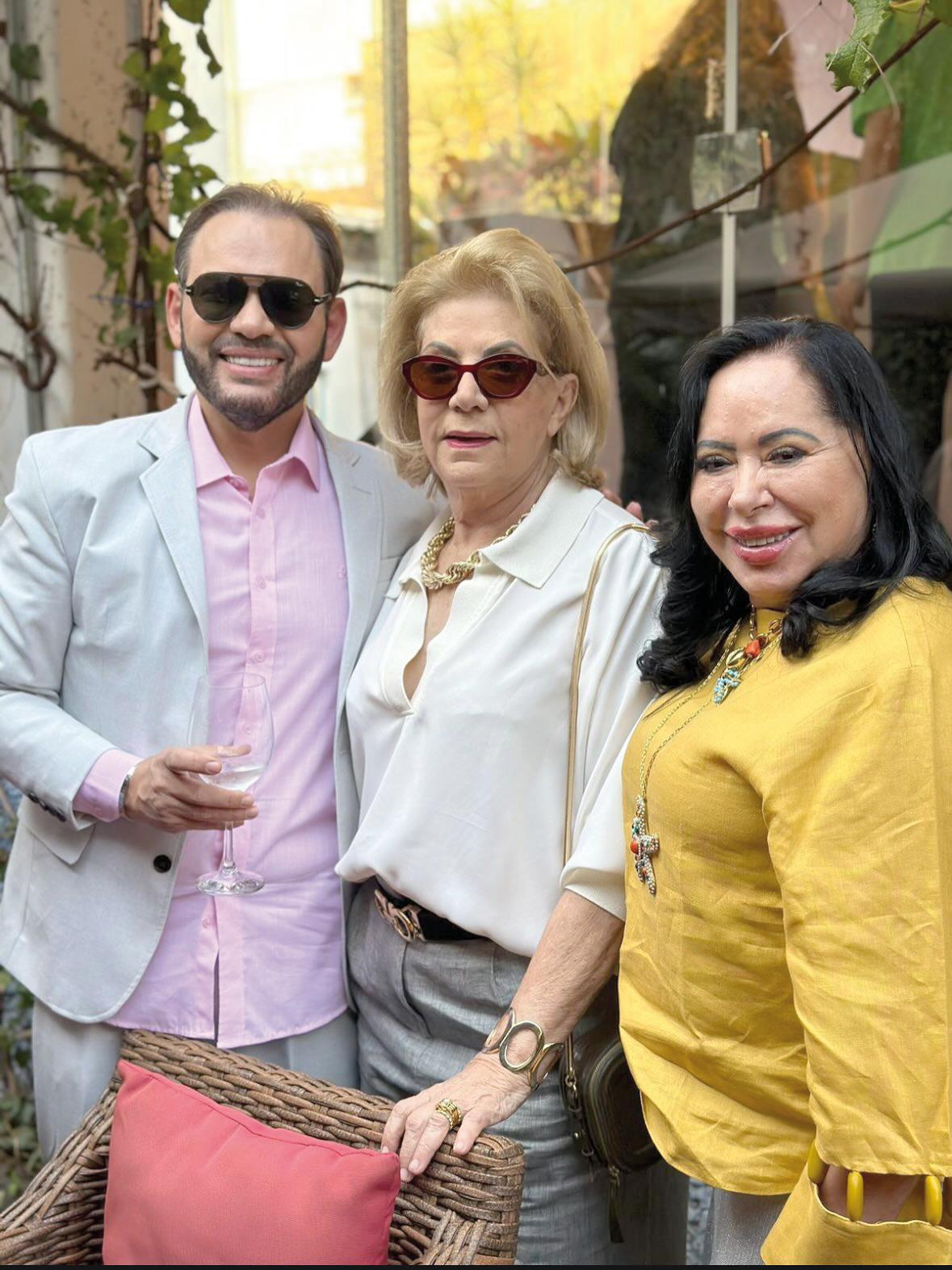 Fábio Azevedo, o festejado aniversariante do dia 26 recebendo o carinho das amigas, Lélia Bruno e Cilene Vincenzi (Foto/Arquivo pessoal)