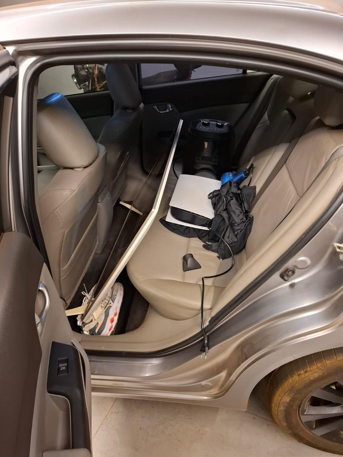 Materiais que o grupo havia separado para levar e que ficaram no carro da vítima, diante da chegada da Polícia Militar  (Foto/Divulgação)