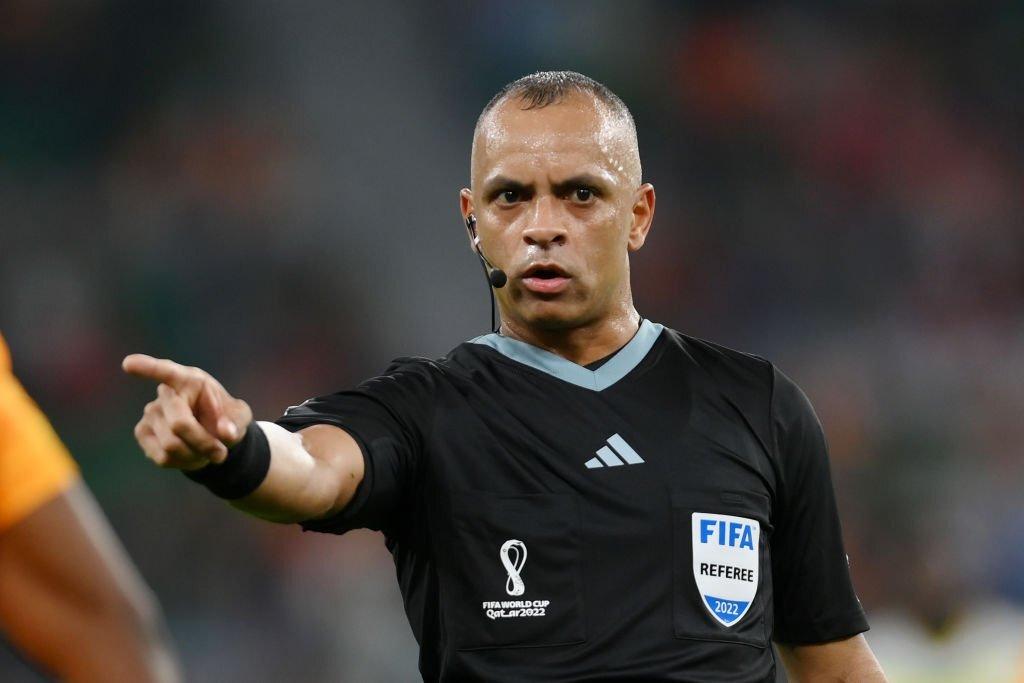 Depois de ser chamado pelo VAR o árbitro Wilson Pereira Sampaio mudou de ideia (Foto/FIFA)