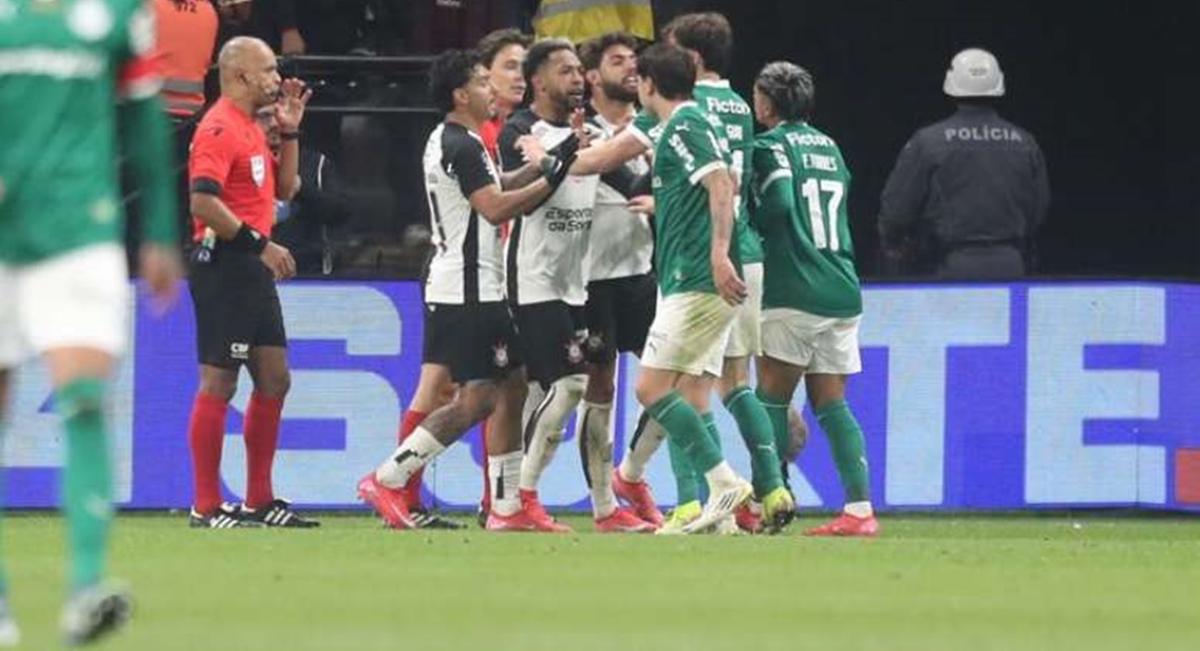 Objeto foram atirados no gramado após comemoração palmeirense em frente às organizadas do Corinthians (Foto/Alex Silva/Estadão)