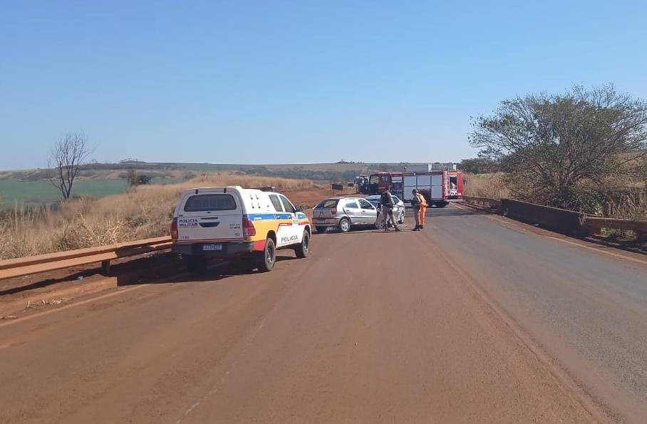 Segundo informações do Corpo de Bombeiros, a colisão frontal envolveu dois veículos automotores e resultou em duas vítimas. Uma delas, infelizmente, não resistiu aos ferimentos e foi encontrada já sem vida (Foto/Divulgação)