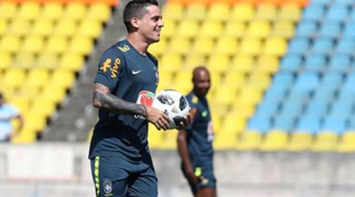 O Cruzeiro confirmou nesta sexta-feira que o lateral-direito Fagner sofreu uma fratura na fíbula da perna direita (Foto/Agência Brasil e CBF)
