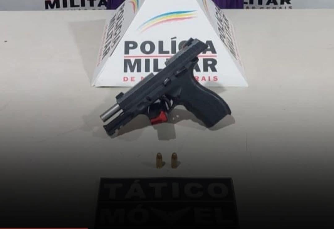 Pistola apreendida com a mulher denunciada de promover disparos em via pública no bairro Oneida Mendes  (Foto/Divulgação)