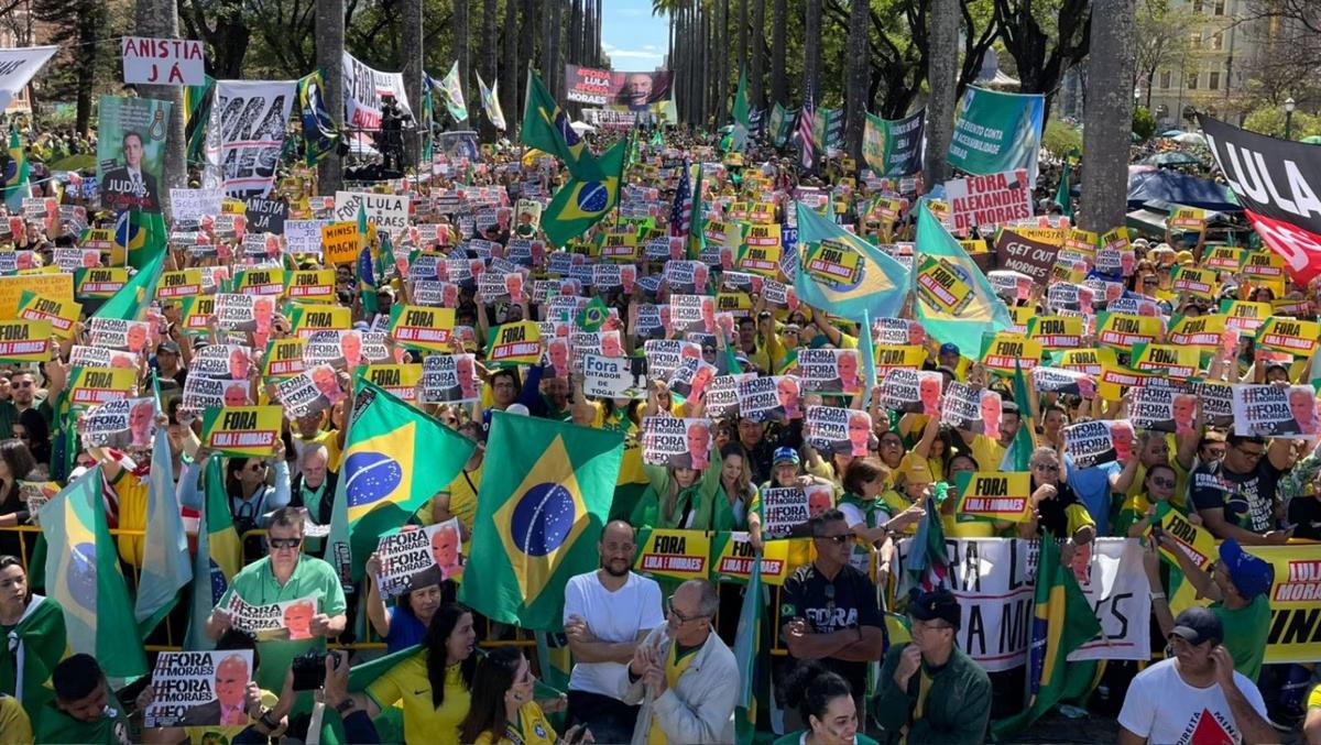 Ato realizado neste domingo (3/8) reúne milhares de pessoas na Praça da Liberdade (Foto/Clarisse Souza Dornelas / O TEMPO)