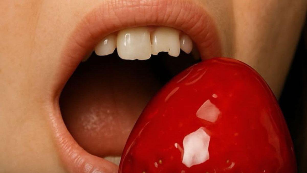 Dentistas alertam sobre perigos do “morango do amor” e outros alimentos doces e pegajosos (Foto/Instagram/Reprodução)