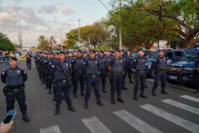 Durante a ação, os guardas abordam pedestres, distribuem panfletos e orientam sobre a importância da doação de sangue, especialmente neste período, quando os estoques do Hemocentro Regional costumam cair (Foto/Reprodução)