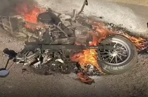 Segundo relato do condutor, ele trafegava pela via no sentido bairro/centro quando percebeu fumaça saindo da parte traseira da moto (Foto/Reprodução)