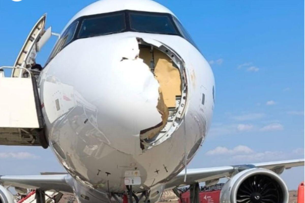 Avião fica com a parte da frente destruída após colidir com pássaros (Foto/Reprodução redes sociais)