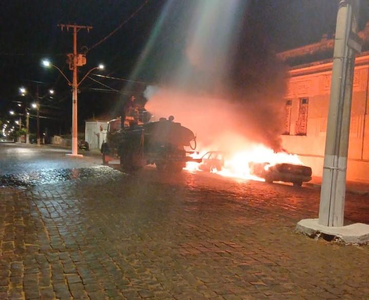 O combate às chamas se deu pelo Corpo de Bombeiros de Sacramento, com o apoio de um caminhão-pipa da cidade, o que evitou que as chamas atingissem residências  (Foto/Divulgação)