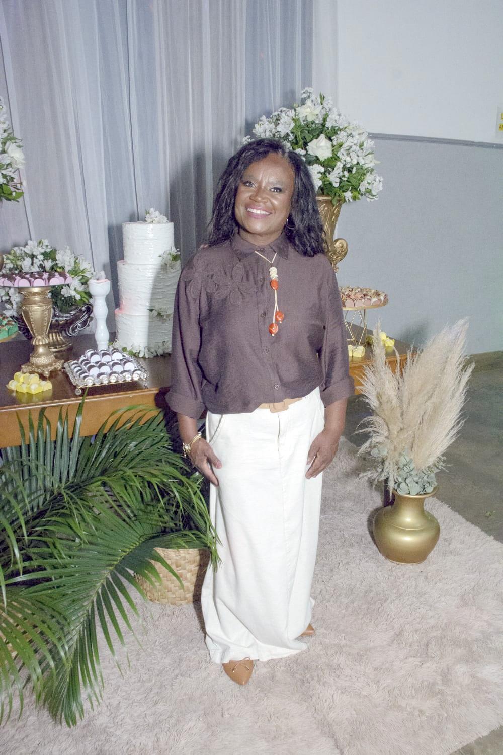 Maria Claudemira Gonçalves de Oliveira completou seus 59 anos vem vividos com festa entre amigos e familiares (Foto/Ian Produções)