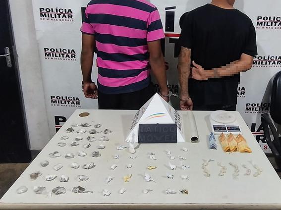 Presos em flagrante por tráfico de drogas na Vila São Vicente, em Uberaba. (Foto/Divulgação)