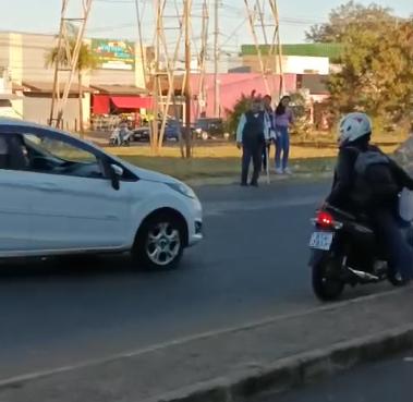 Leitora relatou uma situação preocupante, quando um senhor de bengala tentando atravessar a via precisou da ajuda de pedestres que, arriscando-se, se colocaram à frente dos carros para garantir sua passagem com segurança (Foto/Reprodução)