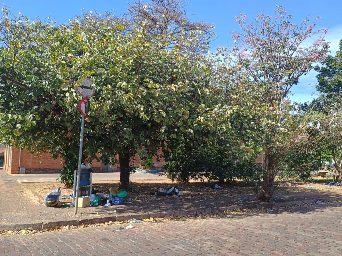 Segundo a denunciante, é possível encontrar lixo esparramado com frequência por toda a extensão da praça (Foto/Reprodução)