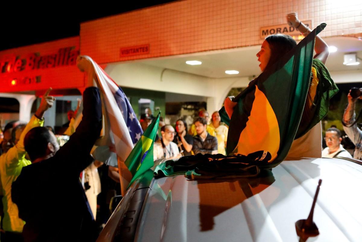 Apoiadores de Bolsonaro fizeram buzinaço em frente ao condomínio Solar de Brasília, onde o ex-presidente mora e cumpre prisão domiciliar imposta pelo ministro Alexandre de Moraes (Foto/AFP or licensors)