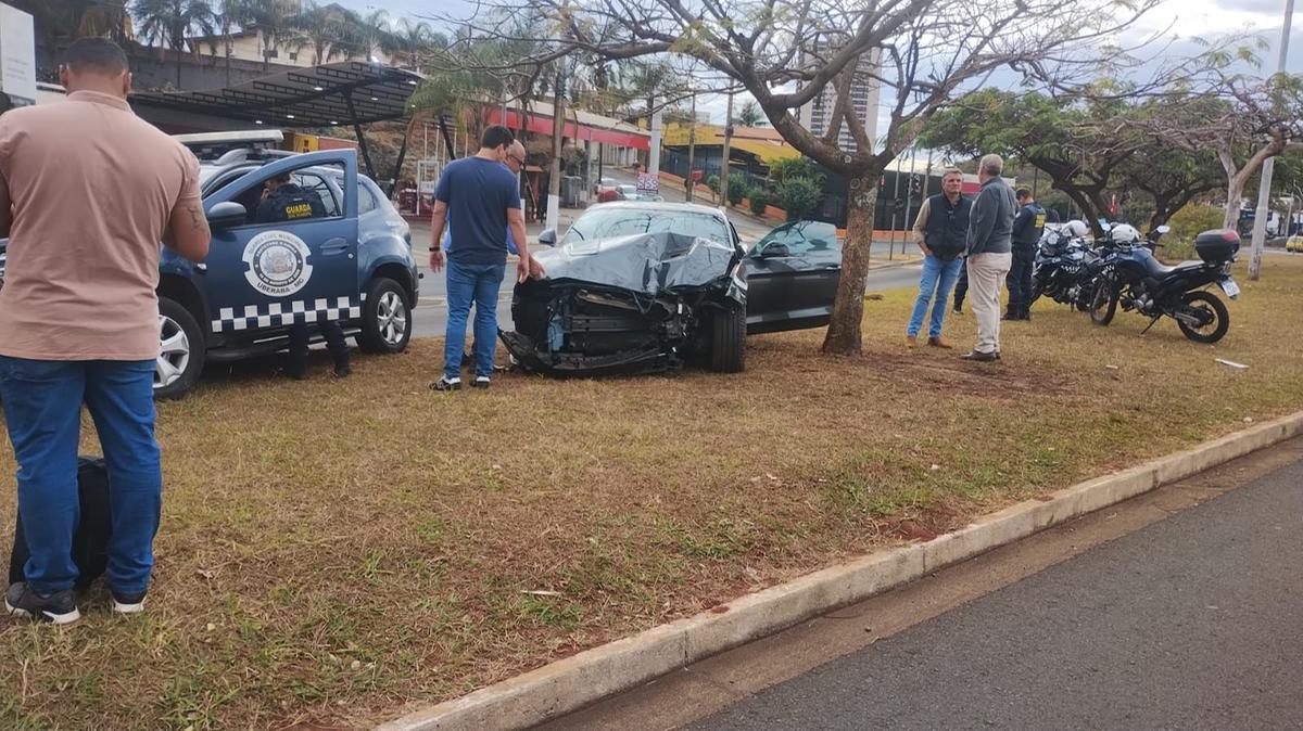 Durante uma manobra, o motorista perdeu o controle da direção e colidiu com as estruturas (Foto/Divulgação)