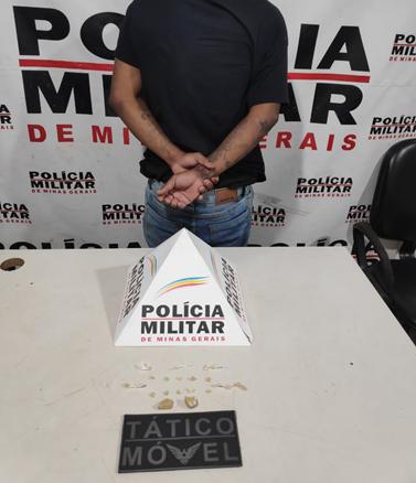 Durante a busca pessoal, foram localizadas 19 pedras pequenas e duas maiores de crack no bolso da calça do suspeito. (Foto/Divulgação)