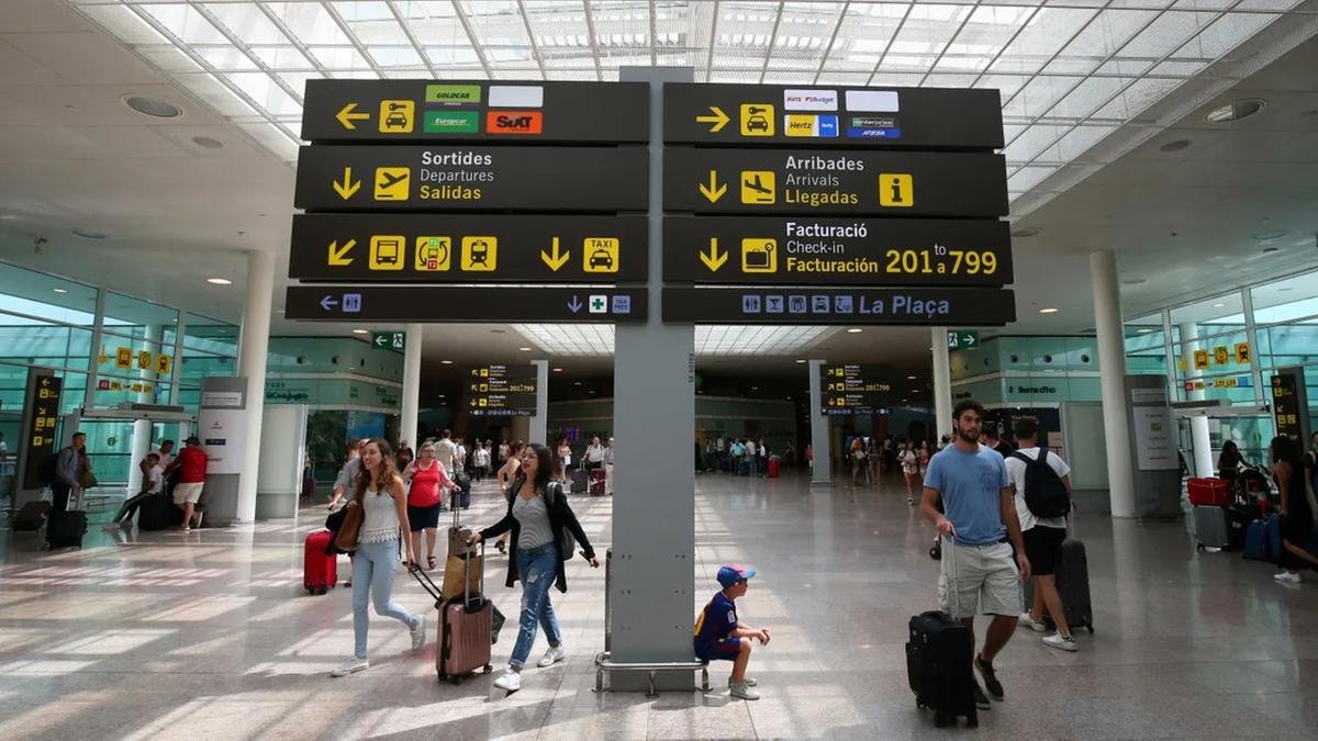 A criança ficou visivelmente abalada ao perceber que havia sido deixada para trás. Sem a presença dos responsáveis, acabou sendo abordada por autoridades do aeroporto (Foto/Reprodução)