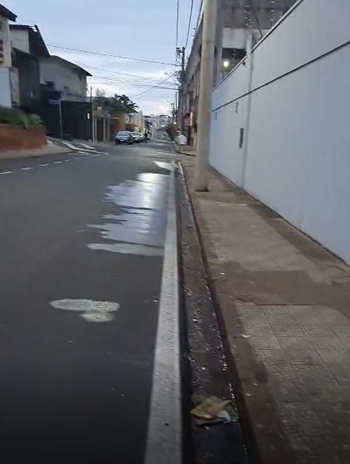 Segundo uma leitora, que transita diariamente pela região, o problema teve início há quase uma semana e já havia sido comunicado à autarquia (Foto/Reprodução)