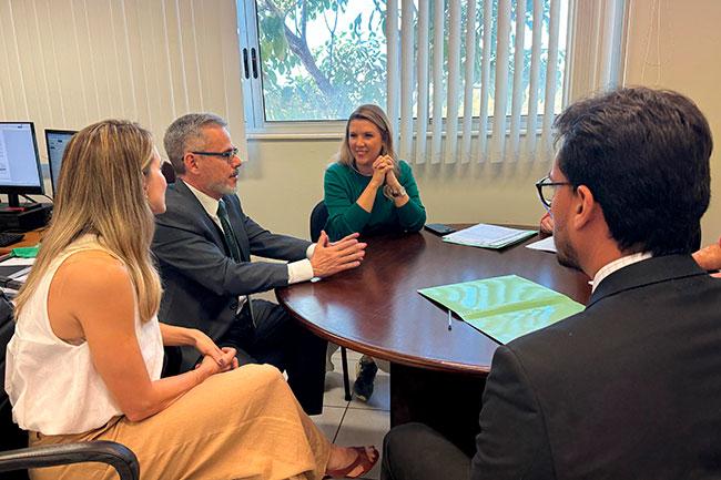 As assinaturas dos TACs contaram com a presença da prefeita Elisa Gonçalves Araújo, do procurador-geral do Município, da secretária Municipal de Saúde e da diretora de Atenção em Saúde (Foto/Divulgação)