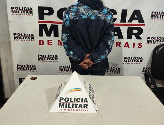 Com passagens anteriores relacionadas ao tráfico de drogas, o homem acabou confessando que havia mais entorpecentes no imóvel. (Foto/Divulgação)