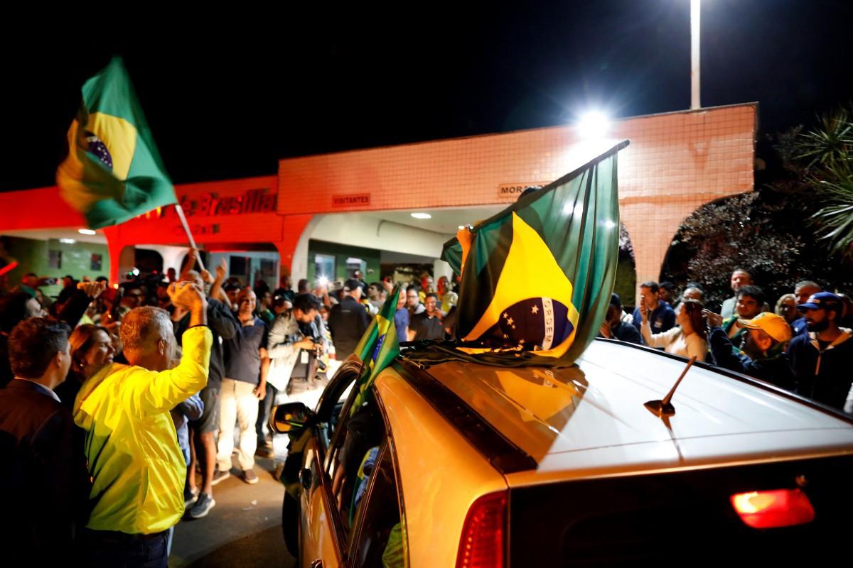 Apoiadores do ex-presidente Jair Bolsonaro fazem buzinaço em frente ao condomínio Solar de Brasília, onde ele mora e cumpre prisão domiciliar imposta por Alexandre de Moraes (Foto/AFP or licensors)