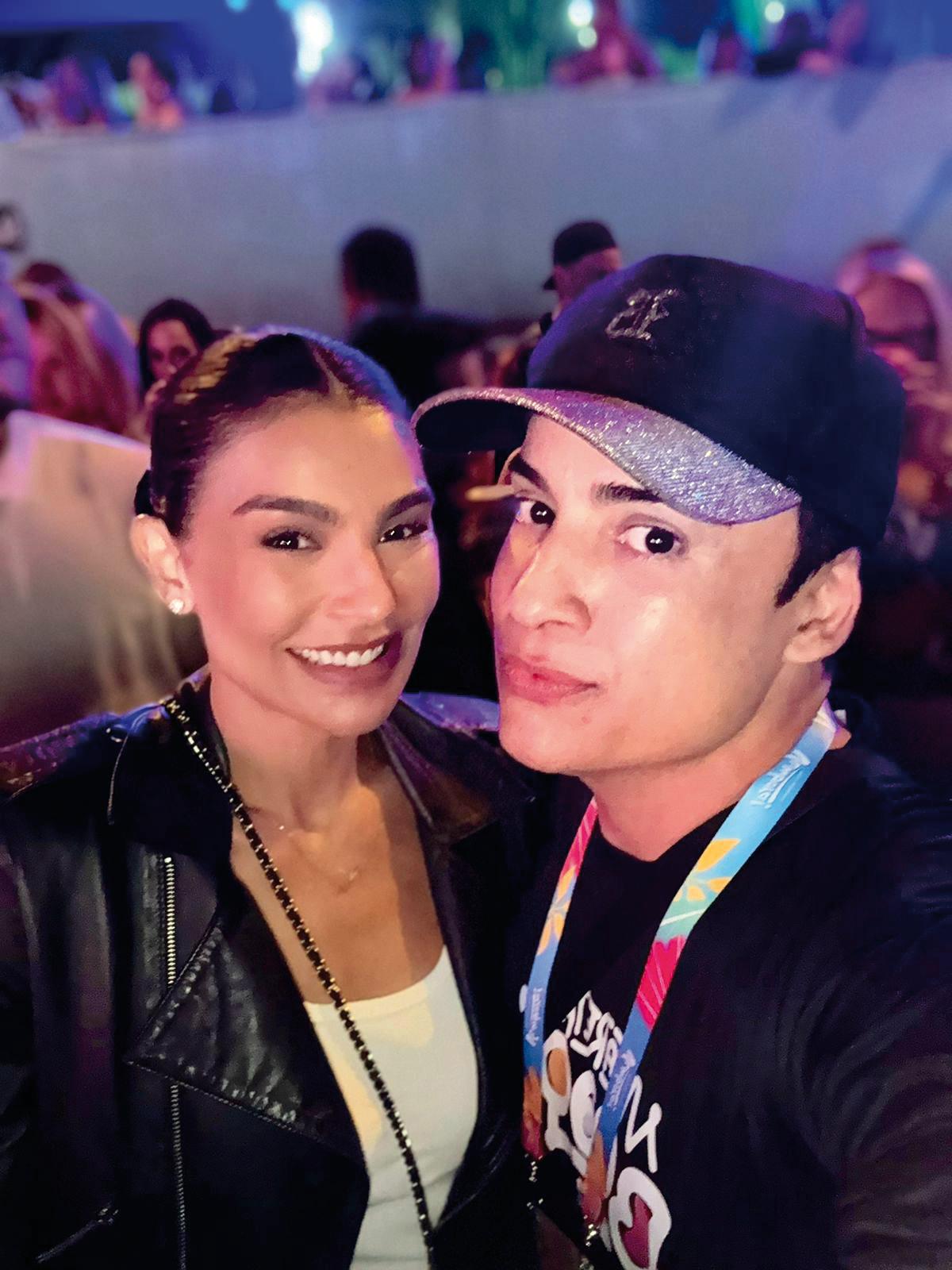 O querido amigo Gegê recebeu Cintia Chagas no camarote da micareta Vumbora, que ele organizou semana passada, no Mineirinho em BH. Shows de Bell Marques, Durval e Timbalada (Foto/Arquivo pessoal)