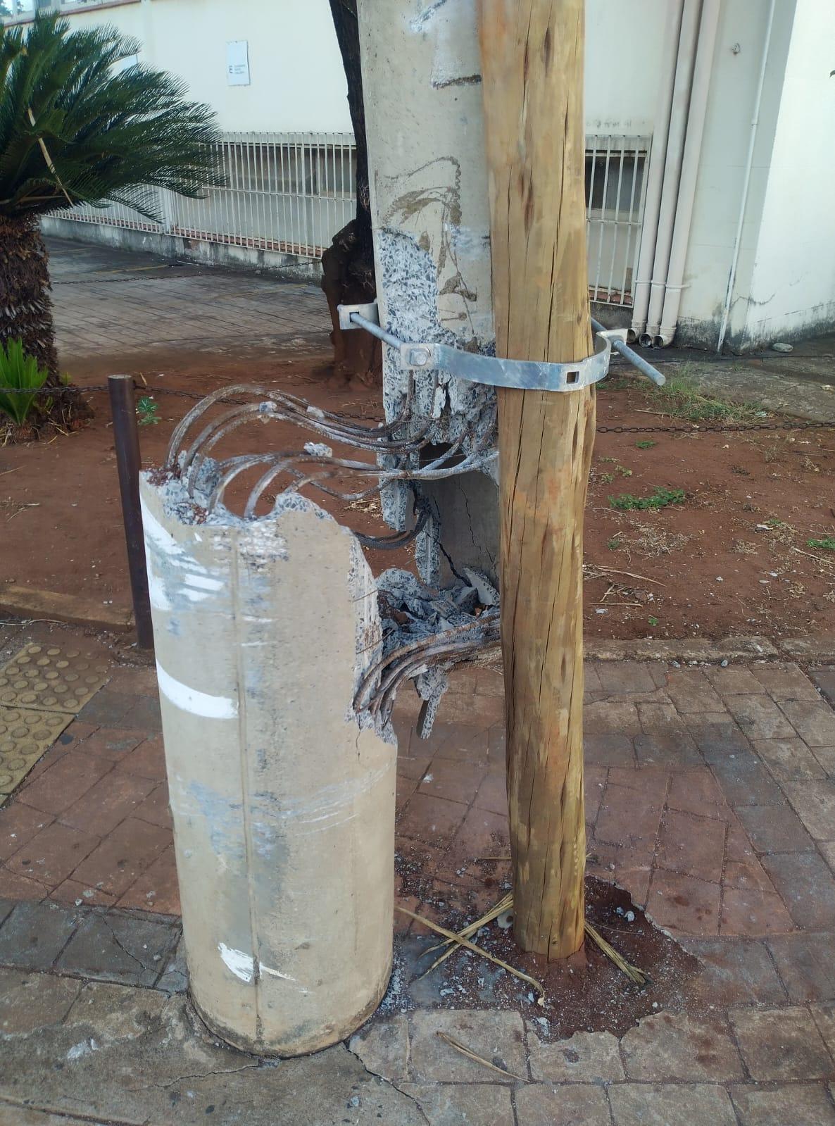 Poste estaria danificado há meses (Foto/Divulgação leitor)