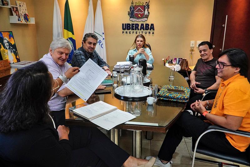 Presidente do Sindicato, Luís Carlos Santos, e vice, Phablo Fernando de Paula Lemos, foram recebidos ontem no Gabinete da prefeita (Foto/Divulgação)
