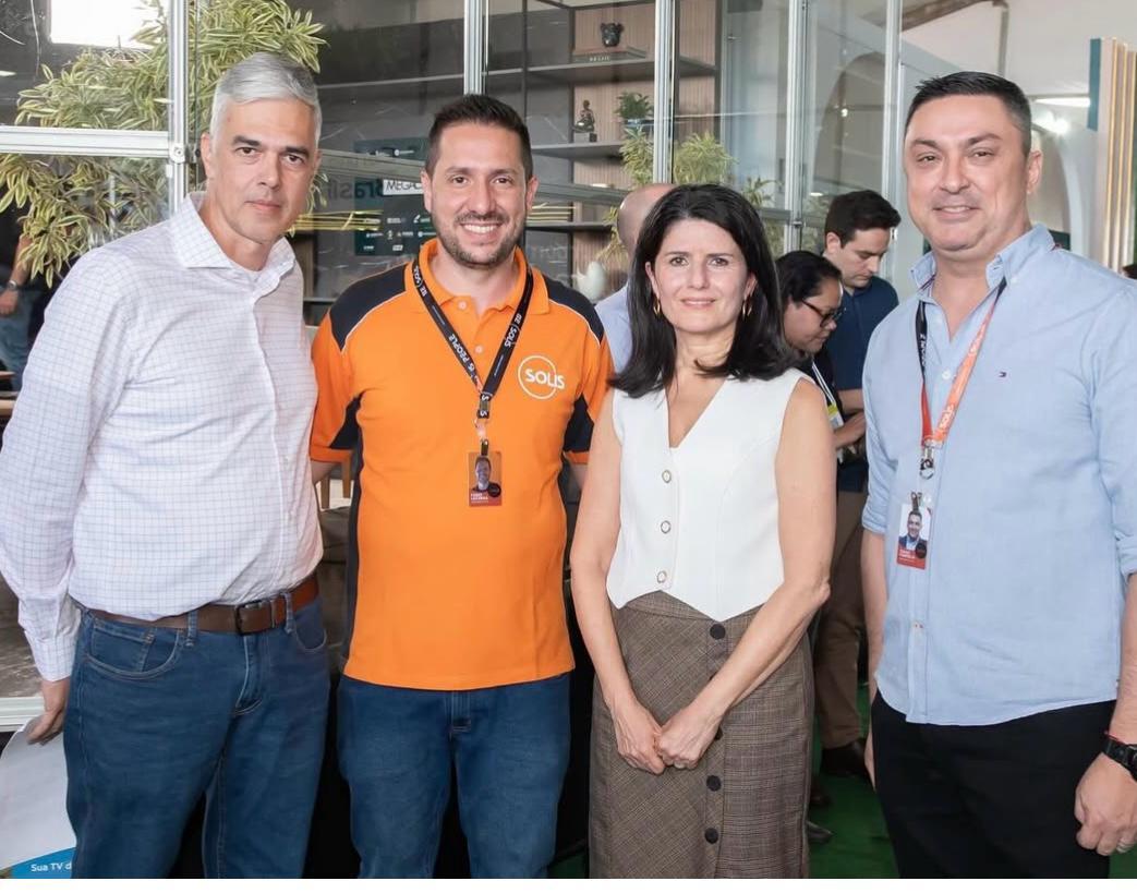 Economista Zeina Latif foi uma das palestrantes na MegaCana Tech Show, encerrada nesta quinta-feira com sucesso absoluto. Na foto, Zeina ao lado do presidente João Bosco Salomão (CanaCampo) e dos publicitários Fábio Lacerda e Tiago Fonseca, da Solis (Foto/Divulgação)