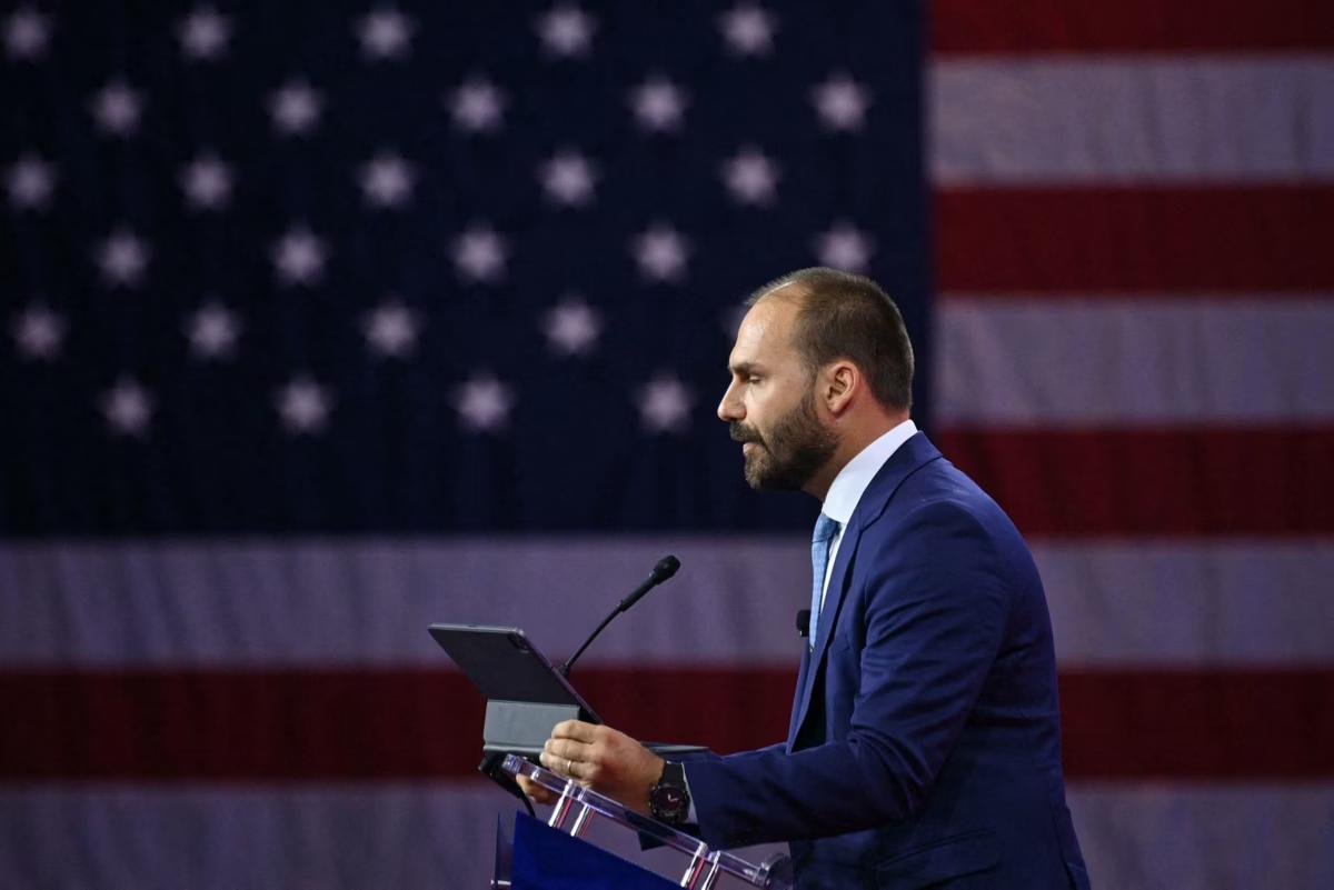 O deputado federal Eduardo Bolsonaro (PL-SP) discursa em evento de conservadores no EUA, para onde se mudou sem abrir mão do mandato no Brasil (Foto/Mandel Ngan/AFP)
