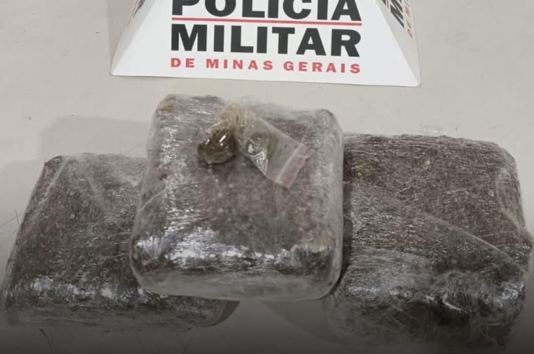 Maconha apreendida com o suspeito, flagrado duas vezes na mesma semana e preso por tráfico no bairro Uberaba 1 (Foto/Divulgação)