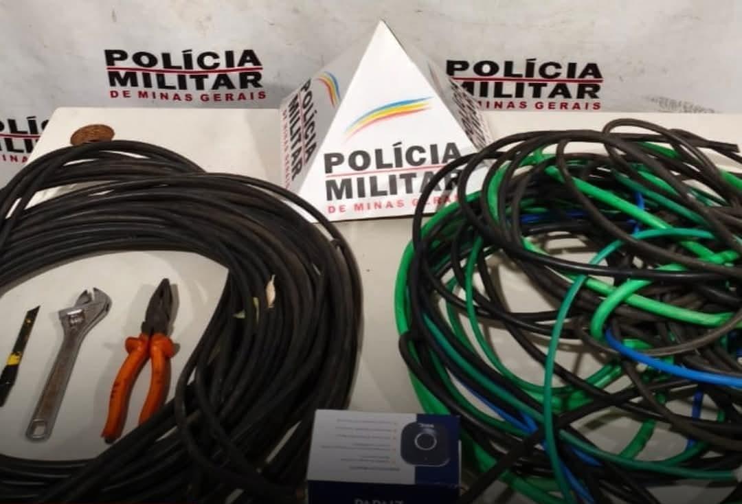 Fios e ferramentas encontrados com os suspeitos, detidos após, durante a fuga, se esconderem em matagal  (Foto/Divulgação)