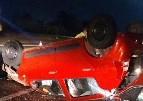 Veículo teria capotado após ter sido fechado por outro (Foto/Reprodução)