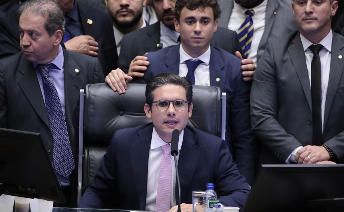 O presidente da Câmara dos Deputados, Hugo Motta (Republicanos-PB), logo após retomar a cadeira da presidência na noite da última quarta-feira (6/8). (Foto/Zeca Ribeiro)